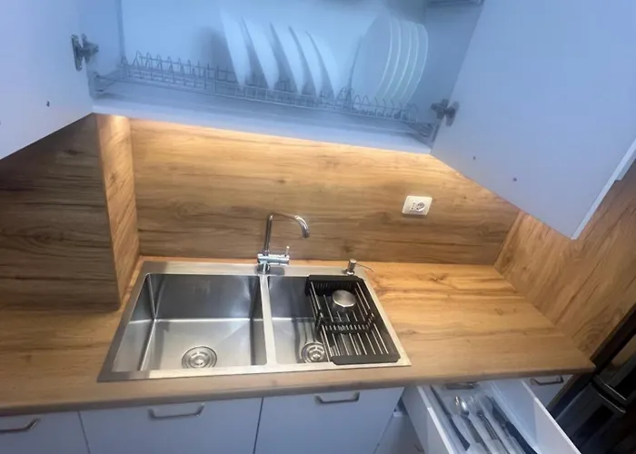 Liqeni Comfort ティラナ